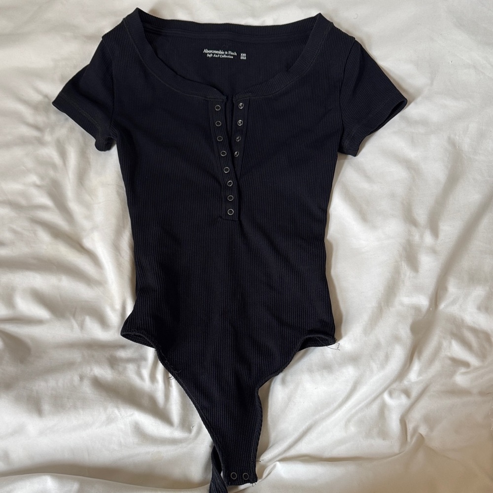 Abercrombie & Fitch Black Buttoned Short Sleeve Tee